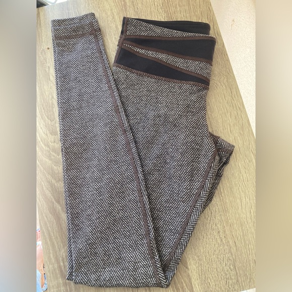 Lulúlemon Yoga Leggings - Picture 2 of 7